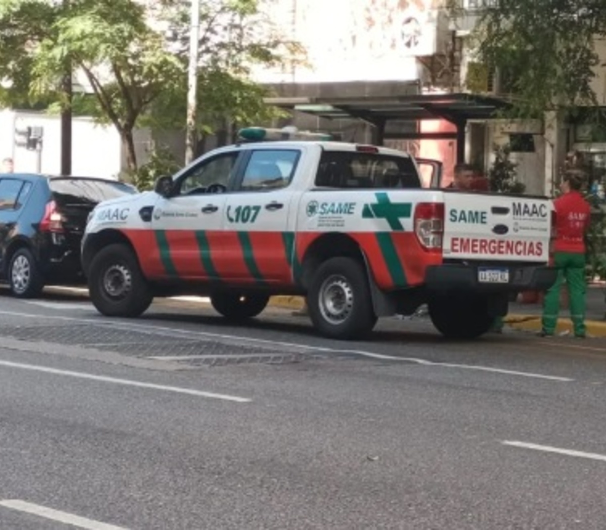 Enfrentamiento a tiros entre un policía y dos asaltantes en un supermercado de Caballito