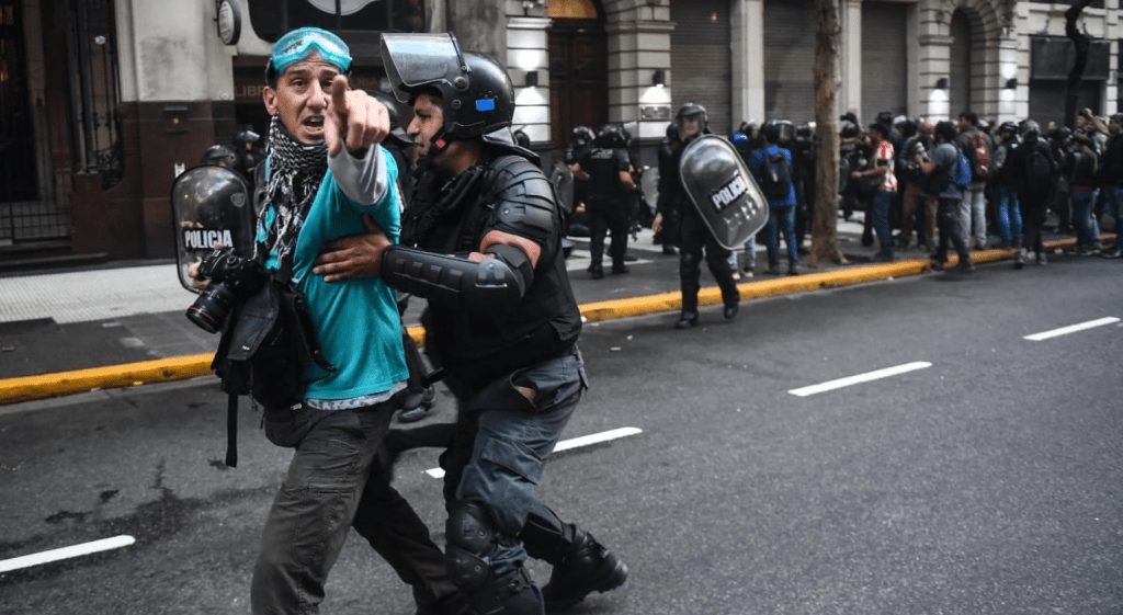 Represión en marcha de jubilados tras el operativo policial del Gobierno de&nbsp;Milei