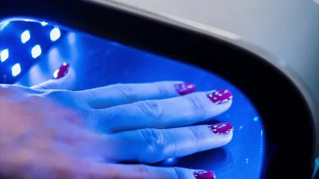 Lámparas UV de manicura semipermanente: un riesgo silencioso para la piel, advierte investigación del&nbsp;CONICET