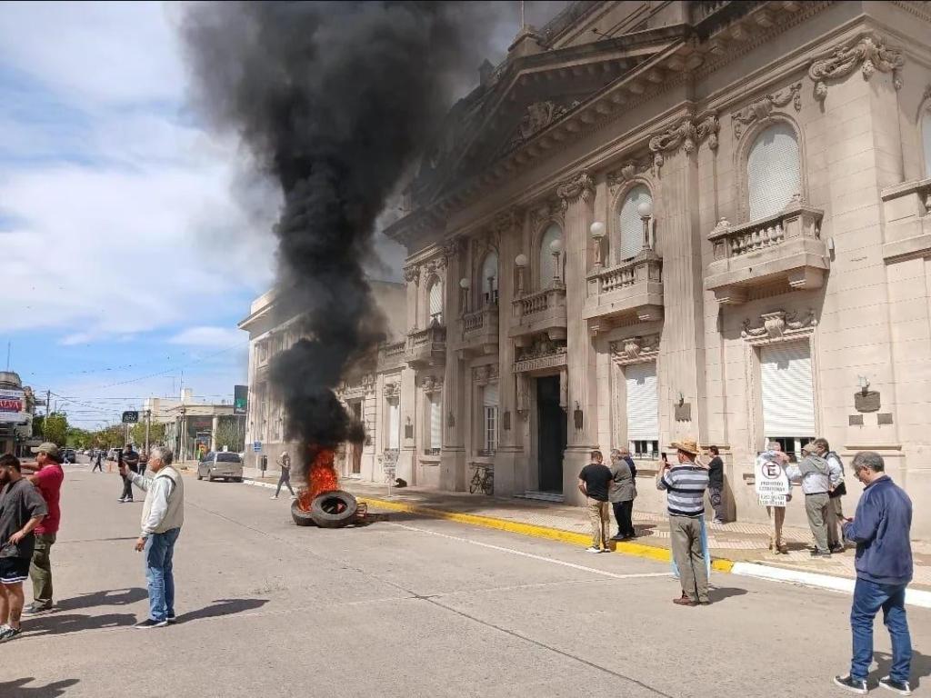 Productores inundados toman la municipalidad en 9 de&nbsp;Julio