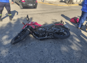 En Ensenada, bomberos rescatan a motociclista atrapado bajo un&nbsp;colectivo