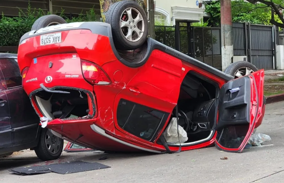 Una mujer sufrió lesiones tras chocar y volcar con su auto frente al Jardín&nbsp;Japonés