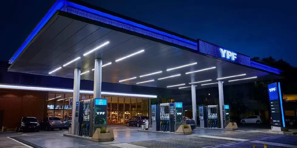 YPF aplicó un nuevo aumento en los combustibles y extendió el congelamiento de precios