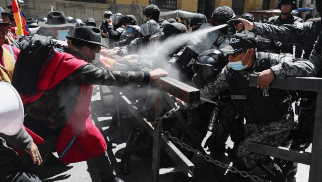 Escala la crisis en Bolivia: violentos enfrentamientos entre manifestantes y policías en La&nbsp;Paz