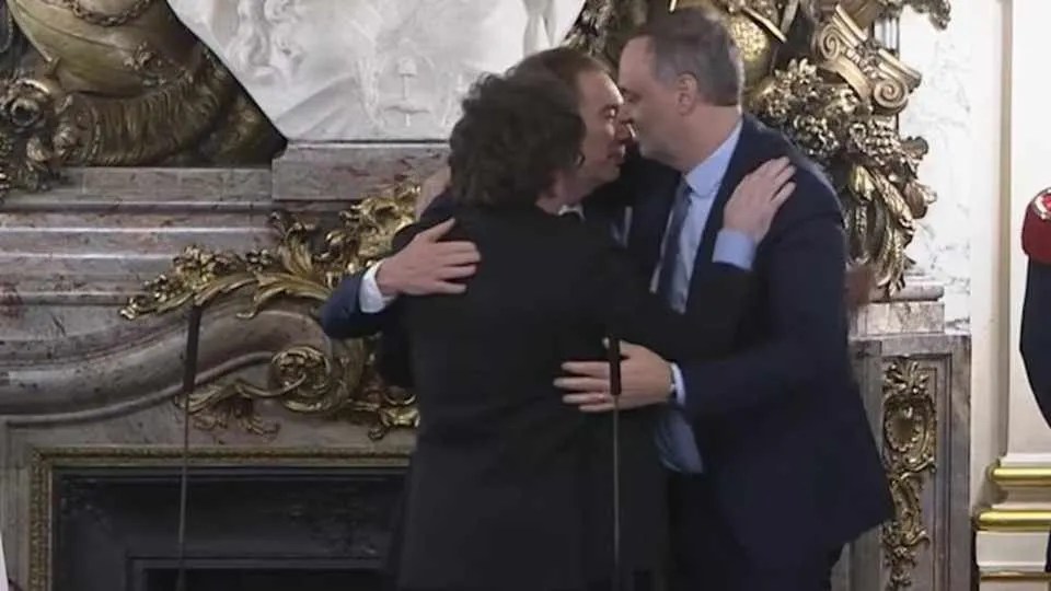 Milei protagonizó un abrazo con Santilli y Adorni durante la jura del nuevo jefe de&nbsp;Gabinete