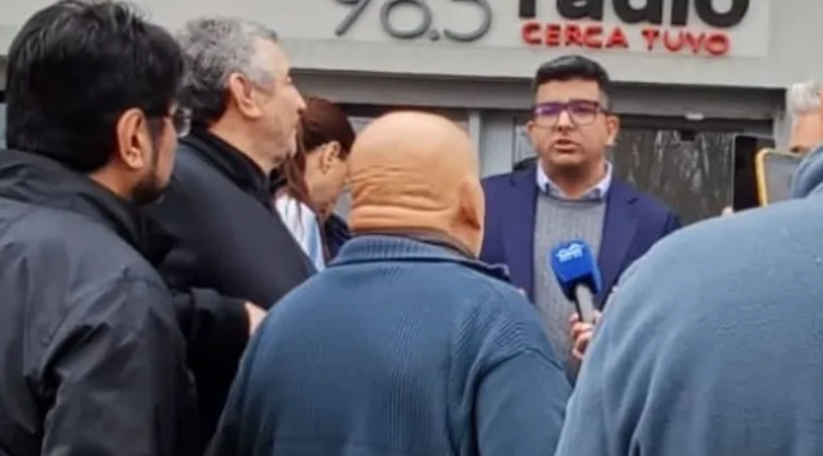 Jubilados de Caleta Olivia denuncian que le reclamaron a Jairo Guzmán por medicamentos y atención y el diputado los recibió con destrato