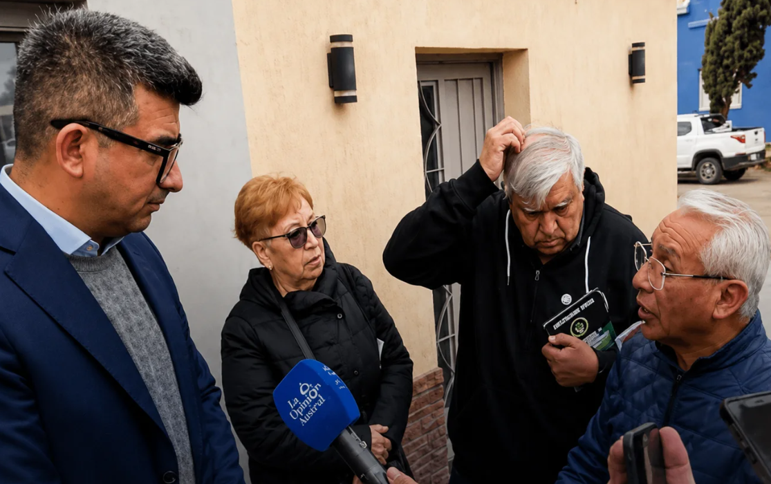 Jubilados de Caleta Olivia le reclamaron a Jairo Guzmán por la falta de medicamentos y atención médica y el diputado les respondió: “Ustedes fundieron el PAMI”